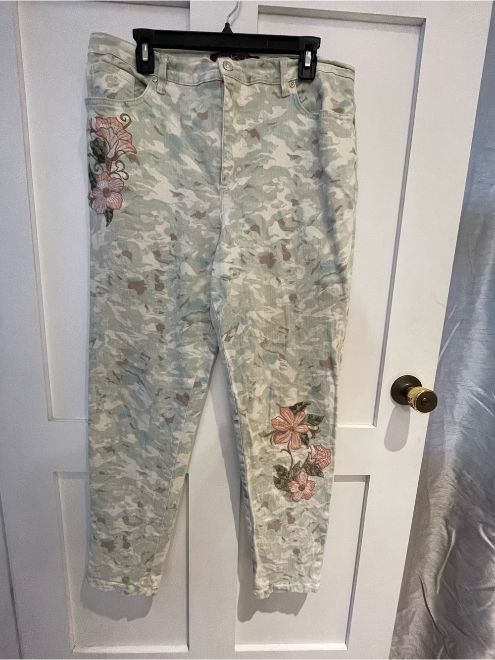 Gloria Vanderbilt Amanda Floral Embroidered Camo Straight leg denim- Women’s 14